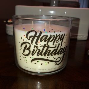 Bath and body work pink lemonade pound cake candle